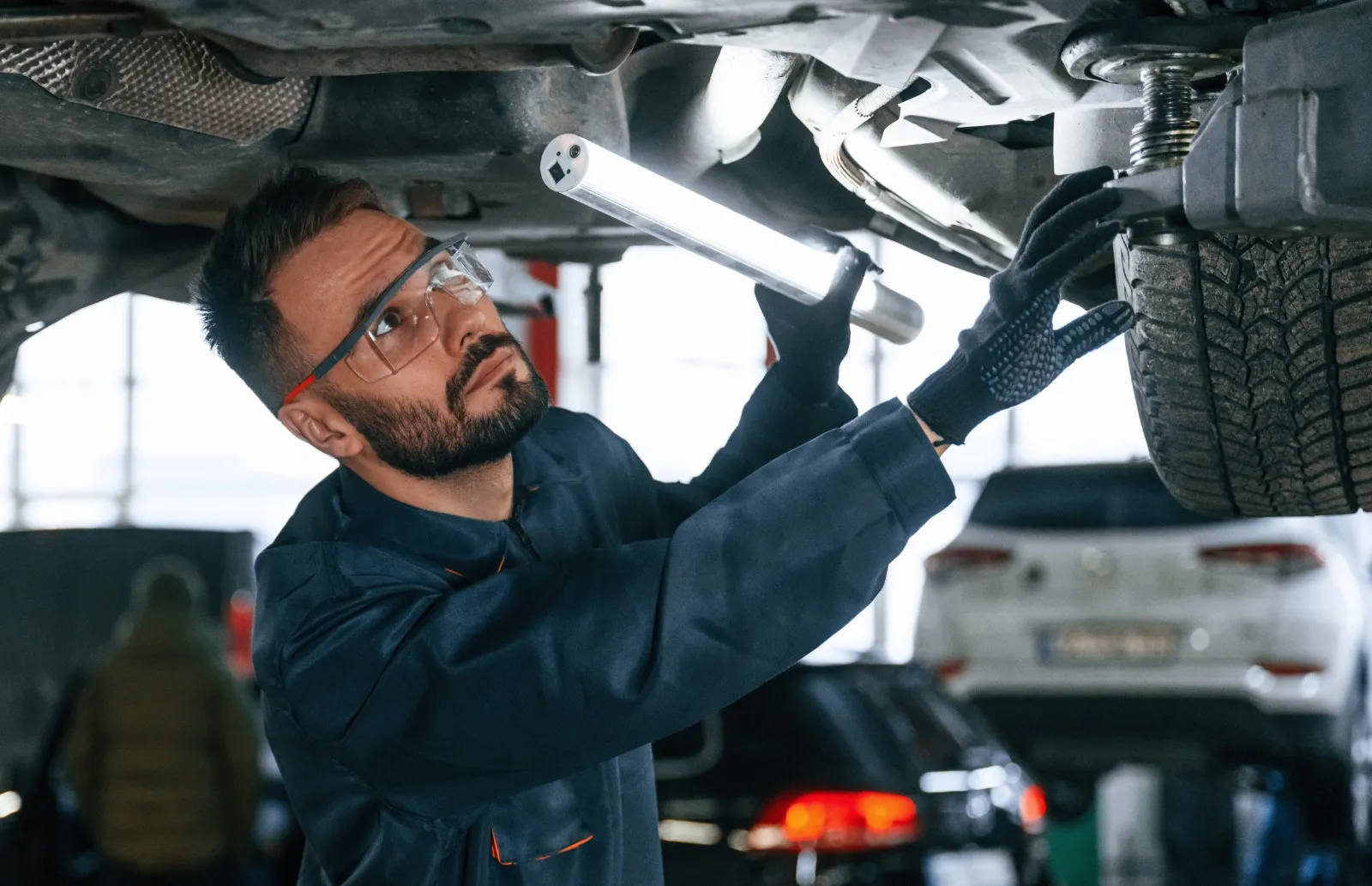 Gutachter prüft die Aufhängung eines Fahrzeugs